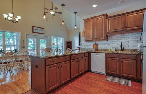 Inman Casa | On Lake Bowen- Large dock, Million $ views, cozy and clean!