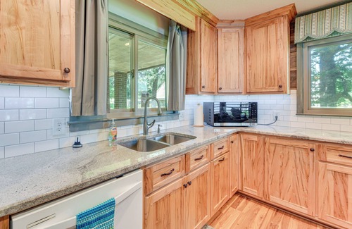 Albemarle Casa | On Lake Tillery: Spacious Home w/ Screened Porch!