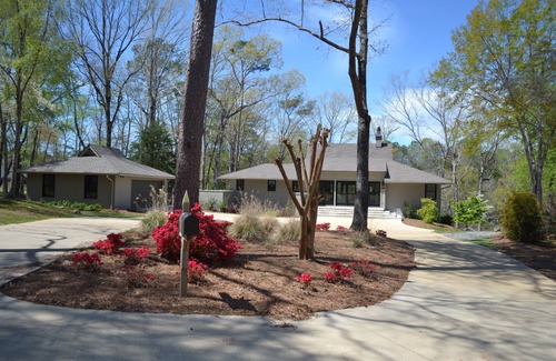 Northport Casa | On Lake Tuscaloosa with Covered Dock - 3 King beds 3 1/2 bath PLUS Bunk Room