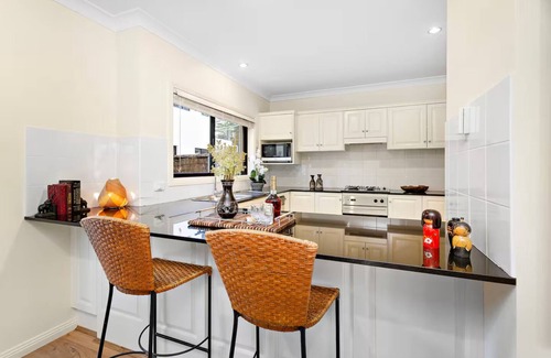 Austinmer Casa | On little Austinmer beach encircled by resturants to surf,swim,fish, boat or ski