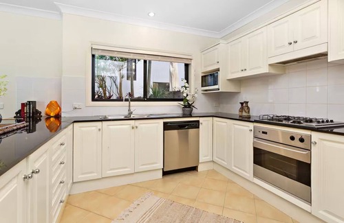 Austinmer Casa | On little Austinmer beach encircled by resturants to surf,swim,fish, boat or ski