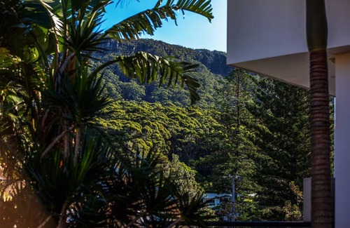 Austinmer Casa | On little Austinmer beach encircled by resturants to surf,swim,fish, boat or ski