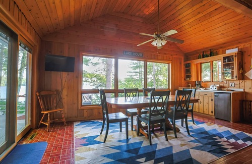 Manitowish Waters Cabina | On MW Chain! 8 beds! Dogs Welcome!