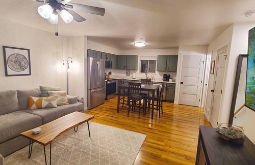 Sandpoint Condominio | On Paved Path to Town - Mid-Town-Modern