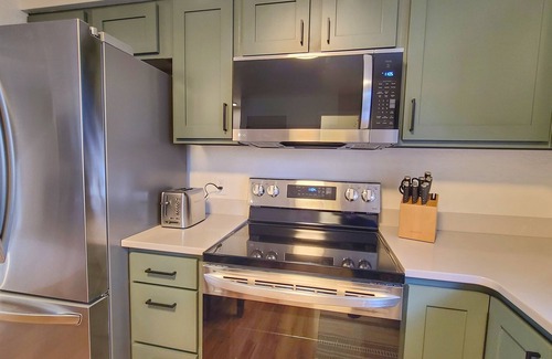 Sandpoint Condominio | On Paved Path to Town - Mid-Town-Modern