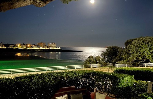 Pontaillac Apartamento | On Pontaillac beach: 115m2 apartment + private garden in front of the beach.