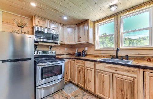 Cosby Casa | On-Site Creek Access Pet-Friendly Cosby Cabin!
