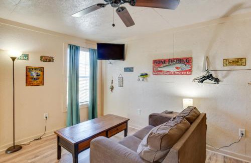 Cayuga Apartamento | On-Site Fishing Pier Pet-Friendly Kerens Cabin!