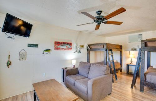 Cayuga Apartamento | On-Site Fishing Pier Pet-Friendly Kerens Cabin!