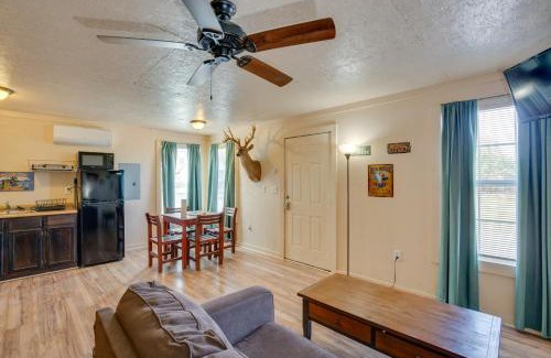 Cayuga Apartamento | On-Site Fishing Pier Pet-Friendly Kerens Cabin!