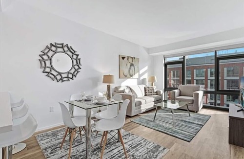 Shawmut Apartamento | On-site Theater! 1BR | W/D | Desk | WiFi | Downtown Boston