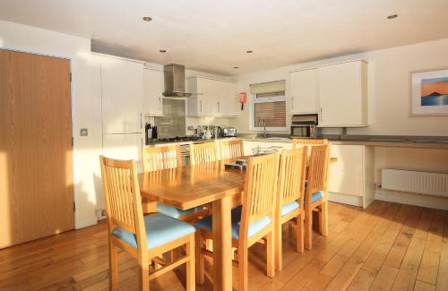 Winnard's Perch Casa | ON-SITE WATERSPORTS family lodge