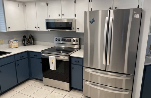 Burnt Store Marina Condominio | On the 5th hole, walk in shower, new appliances, PT Cruiser option, restaurants!