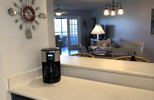Burnt Store Marina Condominio | On the 5th hole, walk in shower, new appliances, PT Cruiser option, restaurants!