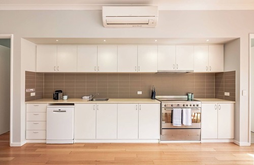 Quindalup Casa | On The Bay: Sundrenched Stunner. Pet-friendly opposite beach.