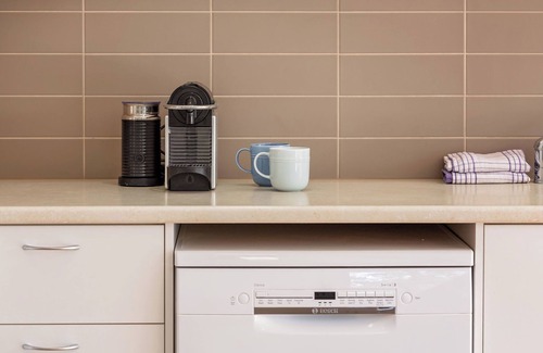 Quindalup Casa | On The Bay: Sundrenched Stunner. Pet-friendly opposite beach.