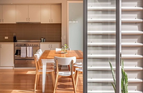 Quindalup Casa | On The Bay: Sundrenched Stunner. Pet-friendly opposite beach.