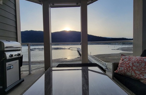Sicamous Condominio | On the Beach!! 2 Bedroom 2 Bathroom Waterfront Condo with boat slip.