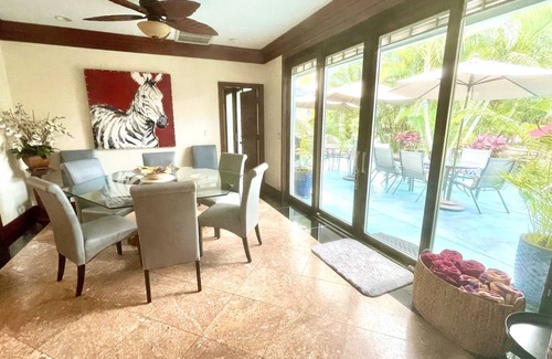 Kahului Villa | Súper Venta Retiro de lujo frente a la playa, piscina, cometa, windsurf, SUP, patio grande