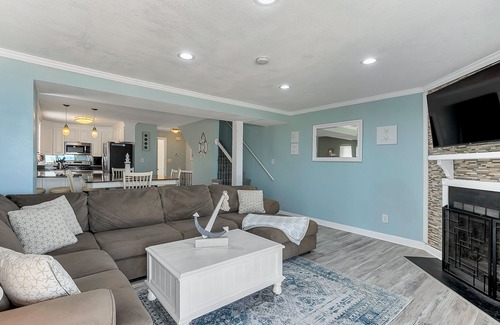 Chic's Beach Condominio | ON THE BEACH! Stunning Beachfront Property!