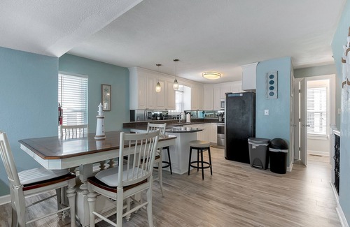 Chic's Beach Condominio | ON THE BEACH! Stunning Beachfront Property!