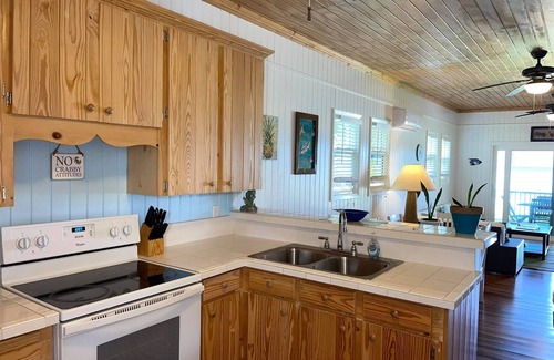 Spanish Wells Cabaña | ON THE BEACH w/Kayaks, Paddleboard, Amazing Views Throughout