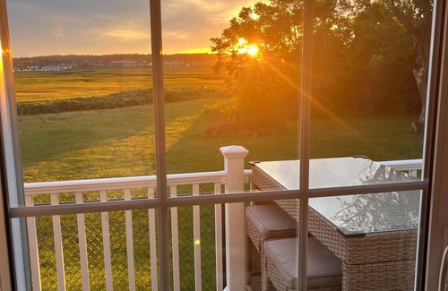 Wells Beach Casa | On the marsh Wells Beach house, 3 min walk to beach & convenient to everything!