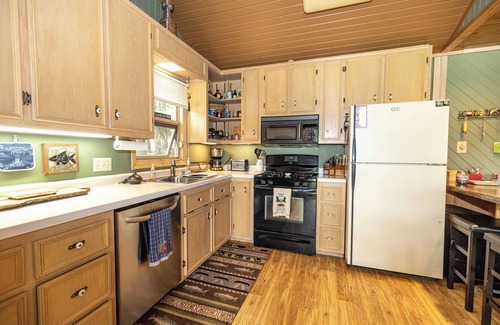 Minocqua Casa | Dock on the Minocqua Chain! Walk to the Bearskin Trail! Includes bikes & a kayak