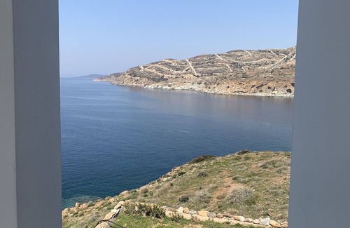 Karystos Apartamento | "On the Rocks" - Cycladic beachfront apartment with spectacular views