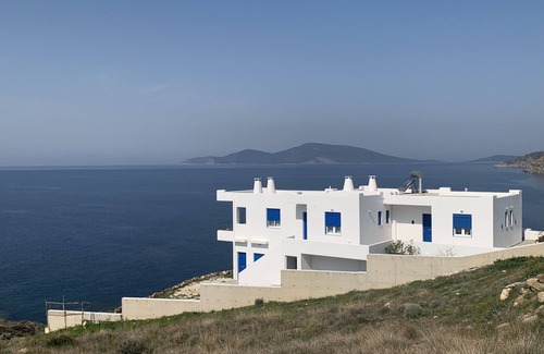 Karystos Apartamento | "On the Rocks" - Cycladic beachfront apartment with spectacular views