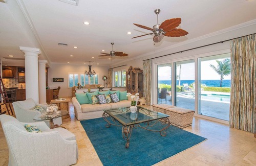 Bodden Town Casa | En las rocas: Villa de playa cerrada con piscina y playa protegida de arena blanca cerca.