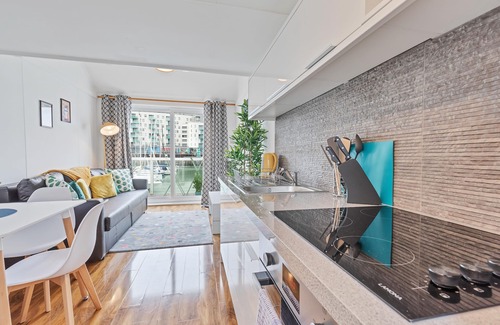 Seafront Apartamento | On the Water 3 with Free Parking | By My Getaways