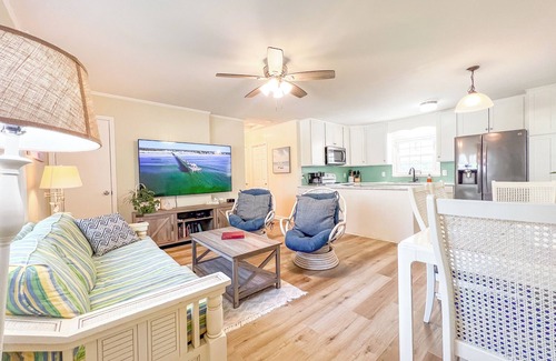Cedar Point Casa | On the water 4 mins from Emerald Isle. Awesome kayaking with kayaks and Launch!