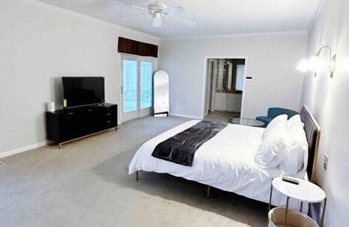 Gallatin Casa | On the Water! Hot tub/Pool/Pedal Boat/Games!