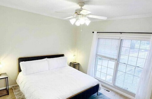 Gallatin Casa | On the Water! Hot tub/Pool/Pedal Boat/Games!