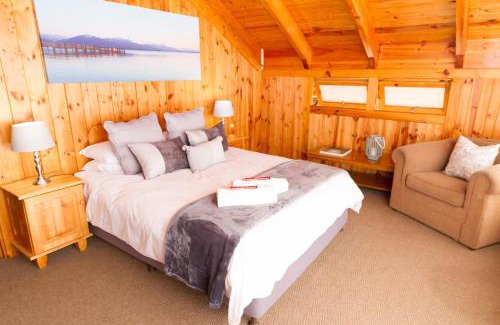 Wilderness Chalet De Esquí | ON the Water @ Pirates Creek #8