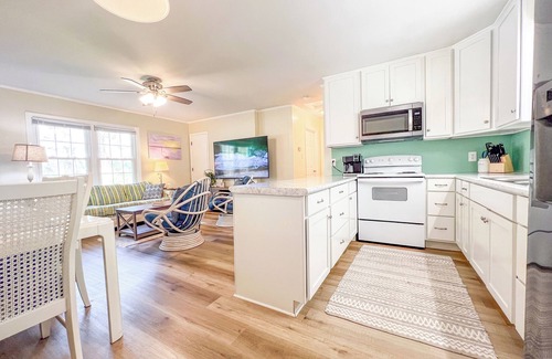 Crystal Coast Casa | On the water with kayaks and a launch, 5 mins from beach, Everything you need!