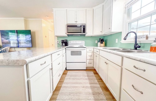 Crystal Coast Casa | On the water with kayaks and a launch, 5 mins from beach, Everything you need!