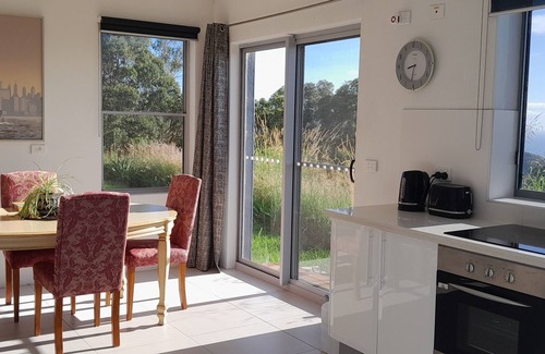 Korora Apartamento | ON TOP OF THE WORLD Garden Studio Panoramic Ocean Views, Close to Town & Beaches