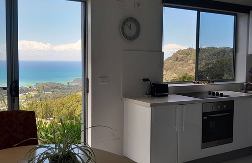 Korora Apartamento | ON TOP OF THE WORLD Garden Studio Panoramic Ocean Views, Close to Town & Beaches