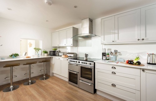 Coverack Apartamento | Once a coastguard cottage, Chy an Mor now stands as a delightful retreat nestled along the South Wes