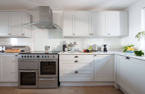 Coverack Apartamento | Once a coastguard cottage, Chy an Mor now stands as a delightful retreat nestled along the South Wes
