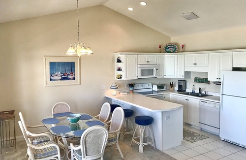 Indian Beach Condominio | ONCE UPON A TIDE: Top Floor, Oceanfront, Prime Location, Pool, Linens included