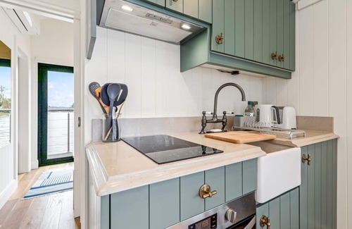 Henley Apartamento | Ondine Houseboat on the Thames - From 160 Per Night