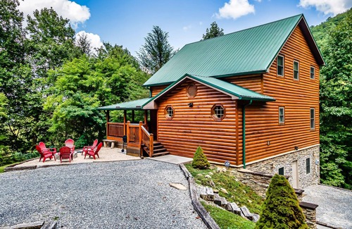 Gatlinburg - Pigeon Forge Cabina | One acre private 4 bedroom + loft! Hot tub, fire pit & game rooms!