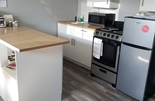 Moncton Apartamento | One bed apt w/ private bathroom (1) free charge (1) car parking.