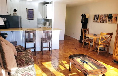 Queens Casa | One Bedroom Apartment close to restaurants and LIRR Train Station