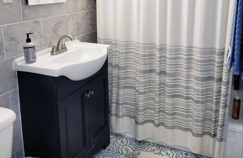Queens Casa | One Bedroom Apartment close to restaurants and LIRR Train Station