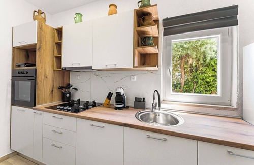 Kukljica Alquiler De Eote | Apartament de tres habitaciones con vistas al mar.