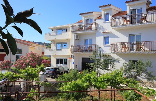 Slatine Apartamento | Apartamento de una habitación con balcón y vista al mar Slatine, Ciovo (A-24266-c)